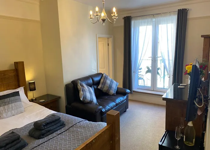 The Whalebone Arch 惠特比