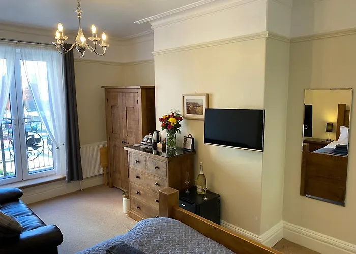 The Whalebone Arch 3* 惠特比